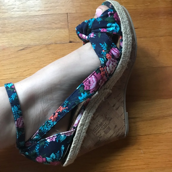 Floral open toed wedges - Picture 3 of 4